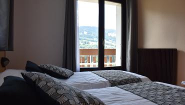 Chambre avec 2 lits simples et vue sur les montagnes