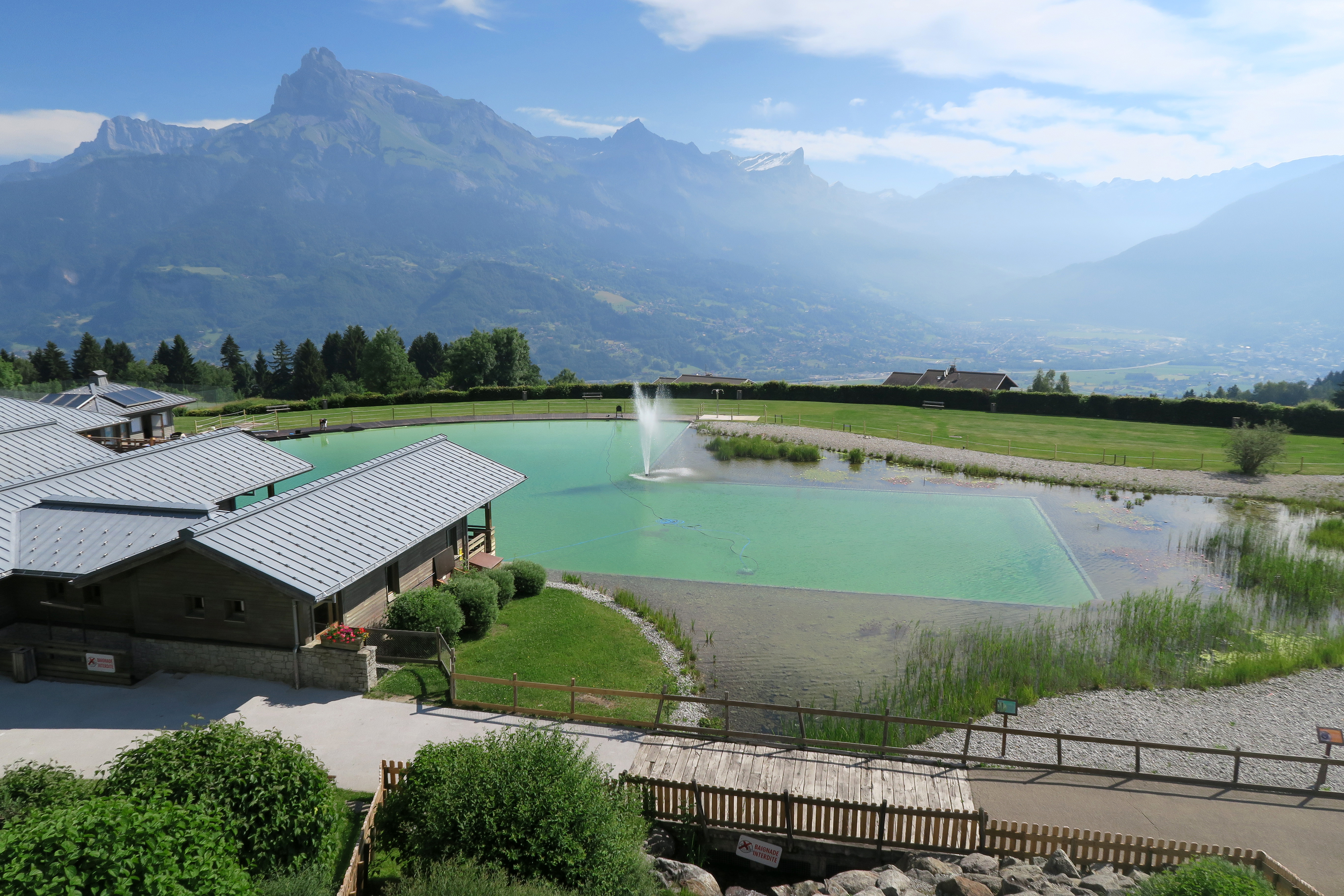 plan d'eau biotope de Combloux avec vue sur les montagnes