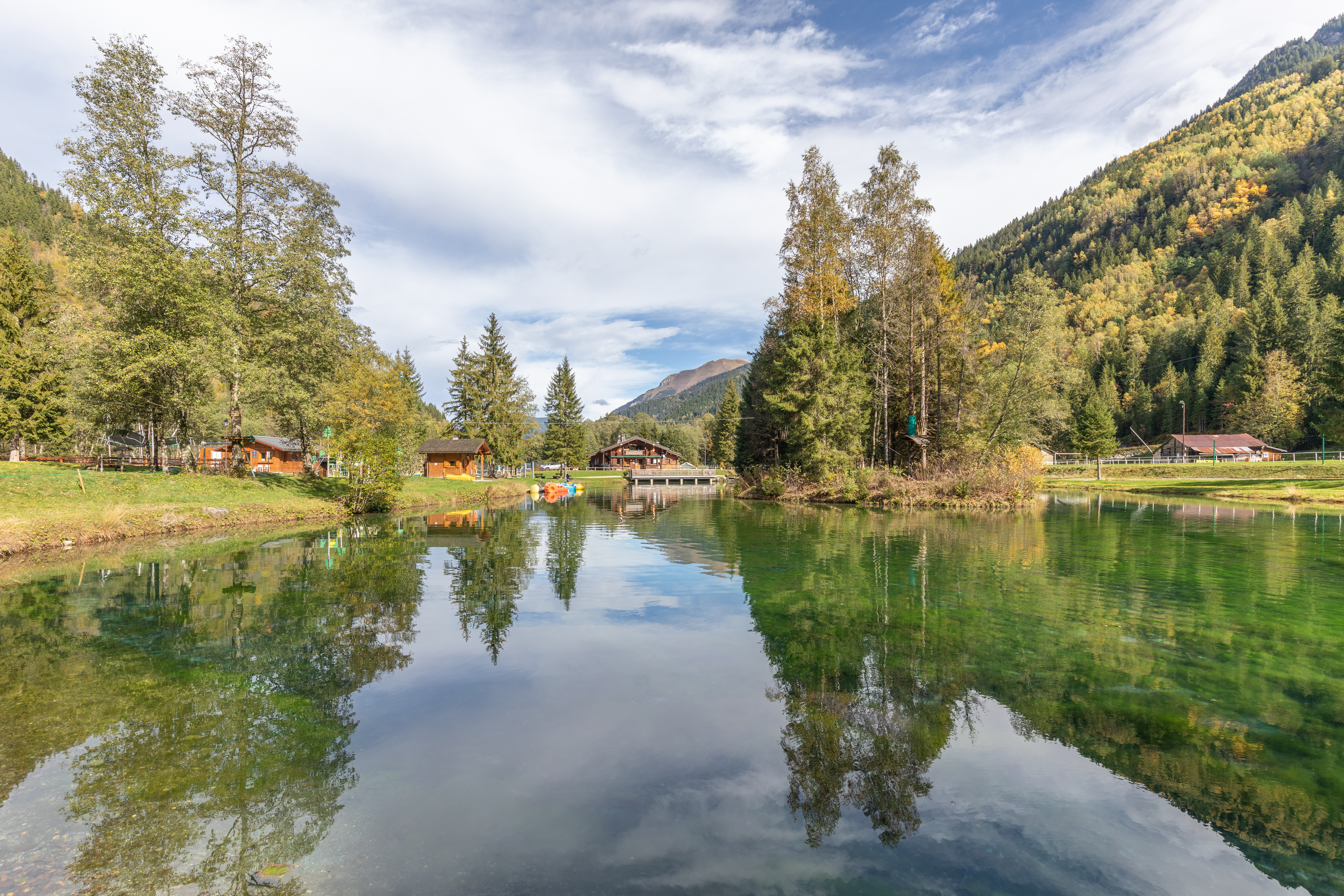 Lac avec vue sur les montagnes