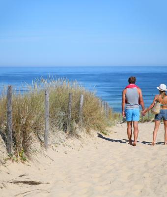 famille en vacances à la plage