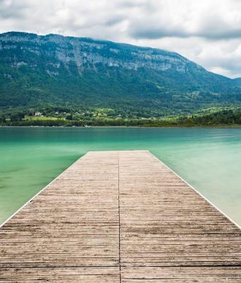 lac avec ponton et vue sur les montagnes