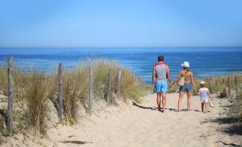 famille en vacances à la plage