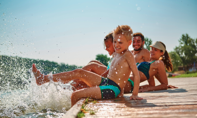 famille en vacances au bord de l'eau