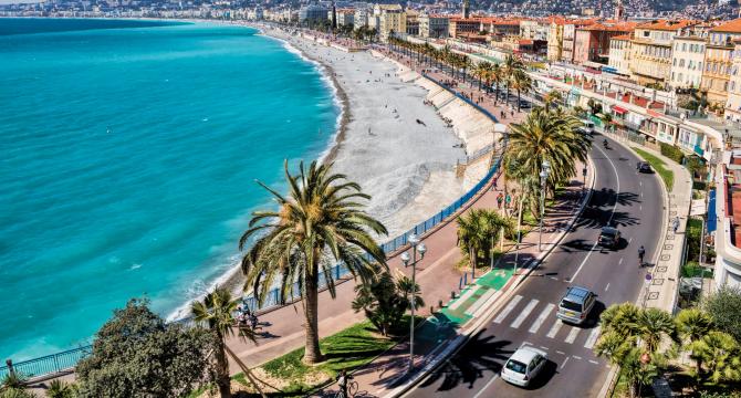 vue panoramique sur la promenade des anglais à Nice