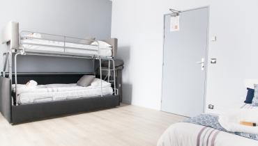 chambre avec lit superposé et lit simple
