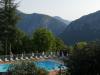 piscine au pieds des montagne