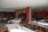 salle de restaurant avec tables