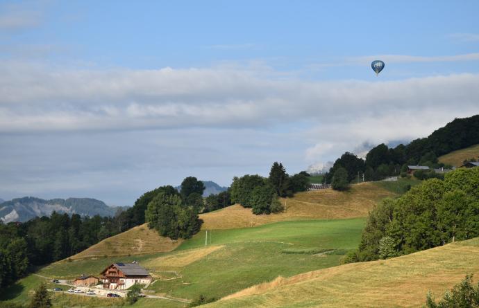 paysage de montagne avec montgolfière 